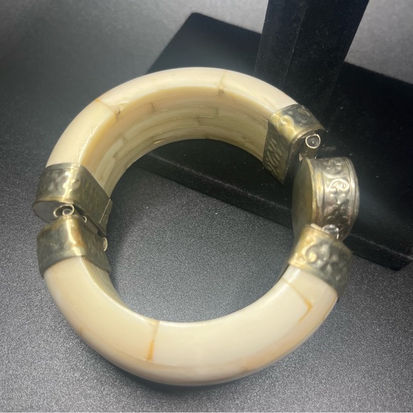 Vintage Water Buffalo Bone
Turquoise Gemstone Silver Tone
Hinged Bracelet - Picture 4 of 9